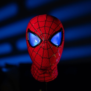 Masque de super-héros LED à lentille mobile : Costume de cosplay de conception de film