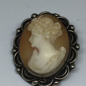 Broszka z kameą w kształcie muszli w stylu wiktoriańskim w kolorze srebrnym z lat 40. XX wieku