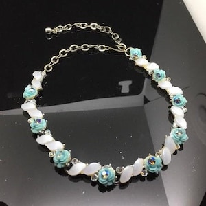 1960er Jahre Thermo Set Kunststoff und Strass Rosen Design Halsreif