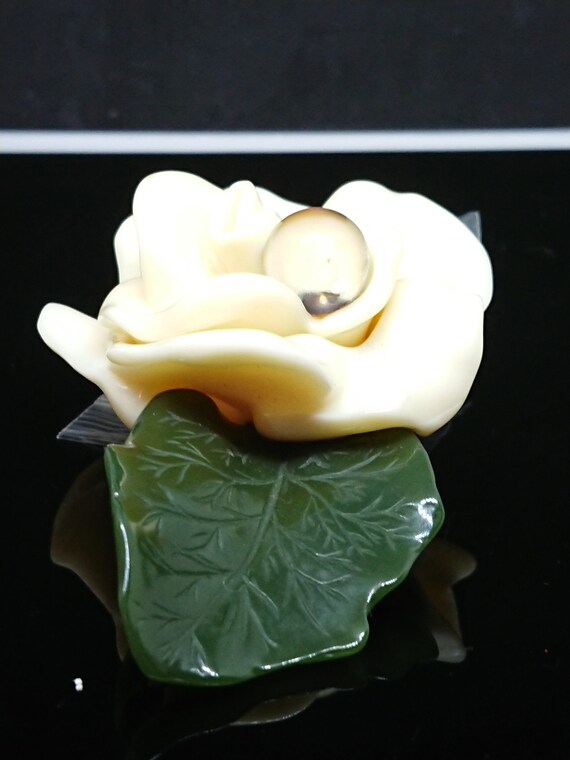 Beautiful Wendy Gell Lucite Gardenia Brooch with … - image 2