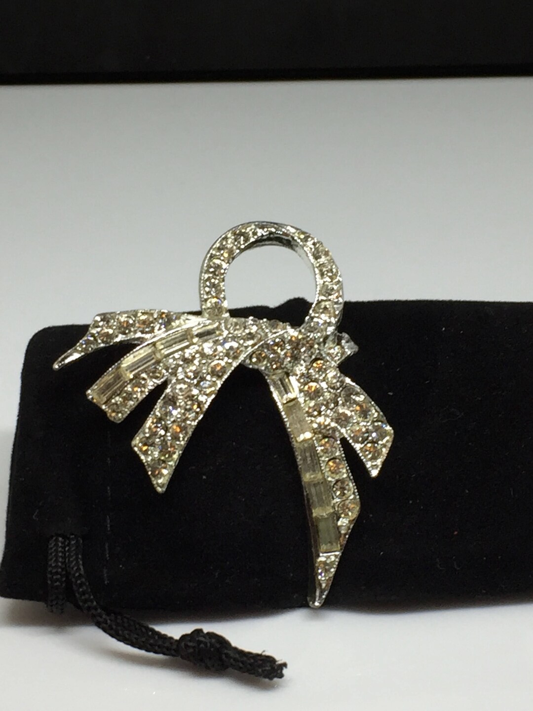 Broche Argentée Avec Perle De Culture Et Cristaux CZ - Modèle XZ22, Neuf Sans Emballage