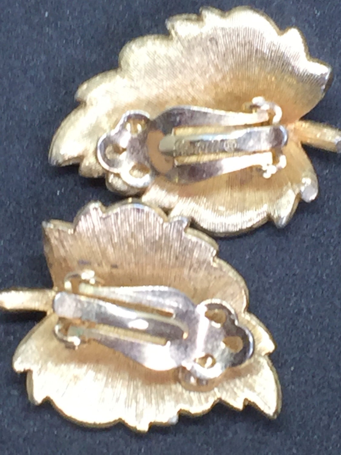 Boucles D'oreilles Clips Vintage Pastelli - Forme Feuille Exotique émail Beige - Occasion