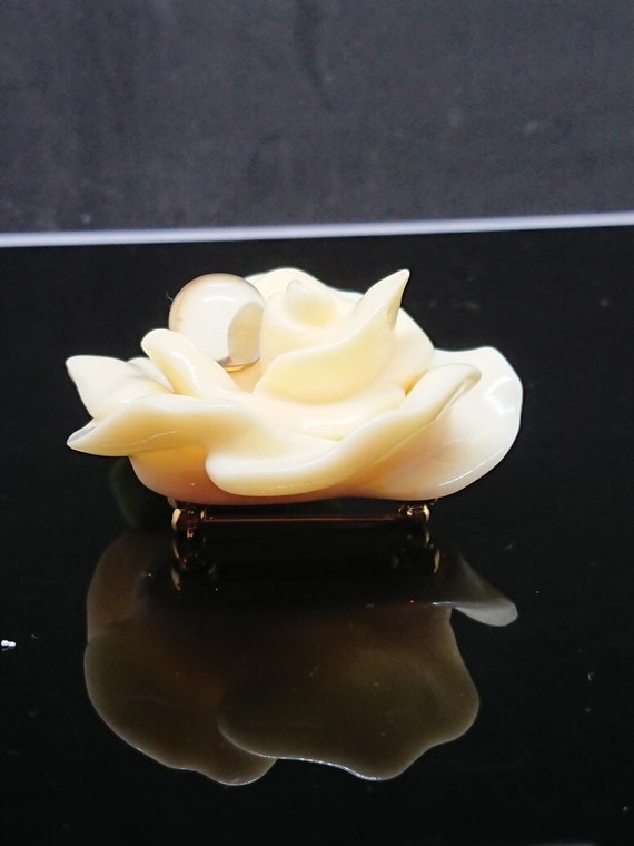 Beautiful Wendy Gell Lucite Gardenia Brooch with … - image 4