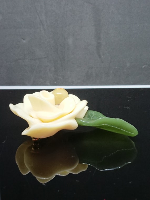 Beautiful Wendy Gell Lucite Gardenia Brooch with … - image 5