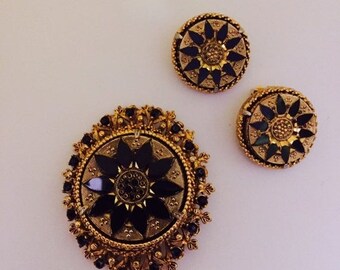 Beautiful VTG Florenza Pointsettia Antiqued Gold Tone Black Austrian Crystal Brooch & Earring Set