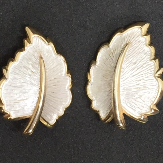Boucles D'oreilles Clips Vintage Signées Pastelli - Motif Feuille Exotique, émail Beige, Métal Doré - Modèle G2