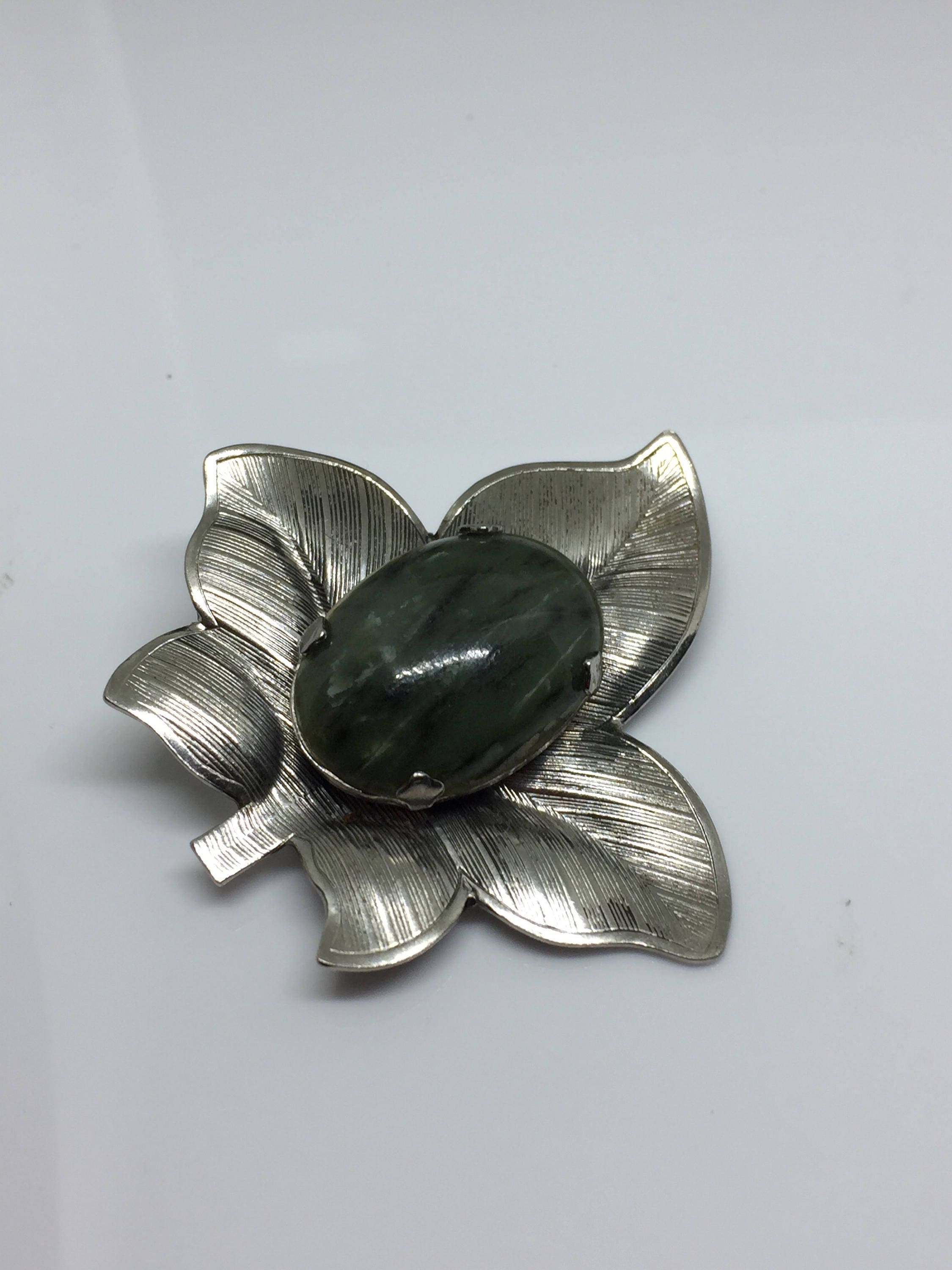Broche fin XIX ème en argent et émail guilloché décor floral BRO107 For Broche fin XIX ème en argent et émail guilloché décor floral BRO107 For