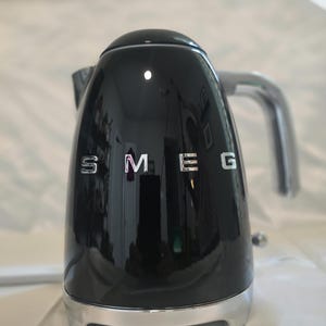 Chaleira elétrica SMEG estilo retrô preta brilhante