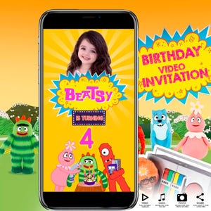 Puede incluir: Un teléfono inteligente muestra una invitación de video de cumpleaños. La invitación presenta una foto de una niña, el nombre "Beatsy" y el número "4". También se ven personajes de dibujos animados coloridos y el texto "BIRTHDAY VIDEO INVITATION".