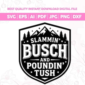 Peut inclure: Conception numérique en noir et blanc avec le texte "SLAMMIN' BUSCH AND POUNDIN' TUSH" dans un bouclier. Le design comprend des graphiques de montagnes et d'arbres, et des options de type de fichier.