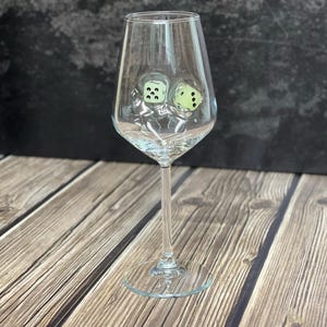 Tärningsglasset med vin, originellt glas, spelpresent