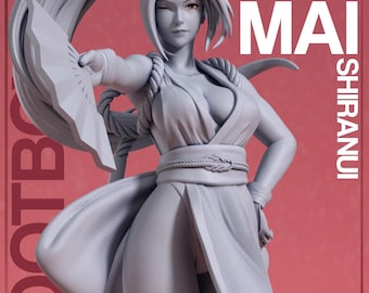 Könnte beinhalten: Graue Figur einer weiblichen Figur, die mit einem Auge zwinkert und einen Fächer hält. Die Figur trägt ein Outfit im Kimono-Stil mit einem Seilgürtel. Der Text "MAI SHIRANUI" wird auf der rechten Seite des Bildes angezeigt.
