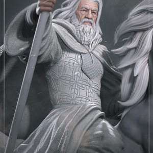 Puede incluir: Ilustración digital de una figura anciana con largo cabello blanco y barba, vistiendo una coraza estampada y túnicas fluidas. Sostiene un bastón y parece estar montando a caballo. La imagen es predominantemente en escala de grises.