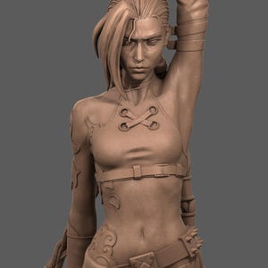 Puede incluir: Una detallada escultura marrón de un personaje con pelo largo, que lleva un top corto, cinturón y pantalones. La figura tiene un brazo levantado, y la escultura tiene detalles intrincados en la ropa y el cuerpo.