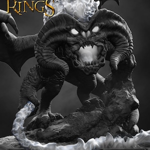 Puede incluir: Escultura en escala de grises de un Balrog de "El Señor de los Anillos". La criatura tiene una expresión amenazante con ojos brillantes y una melena de fuego. La escultura es detallada, mostrando los cuernos, garras y alas del Balrog. El título "El Señor de los Anillos" se muestra.