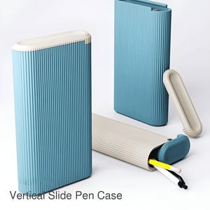 Könnte beinhalten: Verschiedene vertikale Stifteetuis, teilweise montiert und demontiert. Die Etuis sind überwiegend blau mit gerippter Struktur, einige haben cremefarbene Elemente. Der Text "Vertical Slide Pen Case" ist sichtbar.
