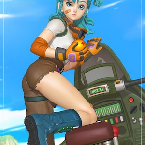 Puede incluir: Figura de un personaje femenino de anime con cabello turquesa, que lleva una camisa blanca, pantalones cortos marrones y botas azules. Sostiene una esfera naranja con una estrella. El personaje se apoya en un vehículo verde.