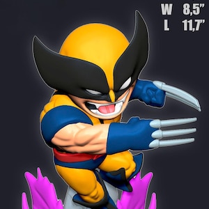 Puede incluir: Figura de Wolverine en pose dinámica, con un traje amarillo y azul y detalles en negro. La figura tiene garras plateadas extendidas y está sobre una base morada y marrón. Dimensiones: Al 26,7 cm, An 21,6 cm, L 29,7 cm.