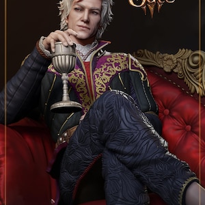 Peut inclure: Statue détaillée d'un personnage de Baldur's Gate, assis sur un canapé rouge orné. La figurine porte une veste noire et violette avec des accents dorés et tient une coupe en argent. Le logo Baldur's Gate est visible.