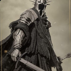 Puede incluir: Figura detallada de un personaje de El Señor de los Anillos. La figura está vestida con una armadura oscura y una capa negra, sosteniendo una espada. El casco tiene una corona alta y puntiaguda. El logotipo de El Señor de los Anillos es visible.