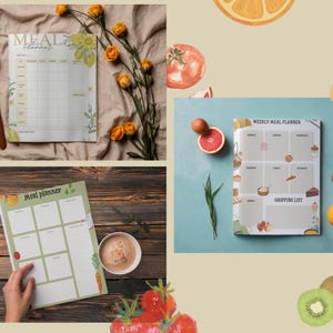 Op de afbeelding: Maaltijdplanners met wekelijkse lay-outs en boodschappenlijstjes. Eén planner heeft een citroenontwerp, een andere heeft een groen thema met groenten en de derde heeft een dessertthema. De planners staan op een beige achtergrond met fruit.