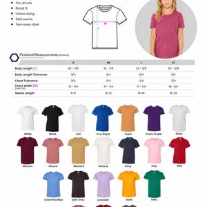 Op de afbeelding: Een Youth Jersey Tee productinformatiekaart met een lijntekening van een t-shirt, een kleurenpalet van eenentwintig effen kleuropties en een tabel met afgewerkte maten in inches vari&euml;rend van maat S tot XL voor lichaamslengte en breedte.