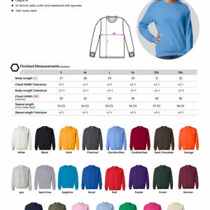 Op de afbeelding: Een Heavy Blend sweater met ronde hals in de kleur Carolina Blue op een model, met een technische lijntekening die de lichaamslengte en borstbreedte illustreert. Een maattabel toont de afgewerkte maten in inches voor de maten S tot 3XL.