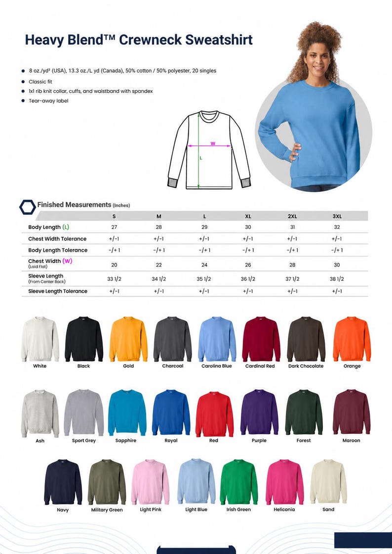 Op de afbeelding: Een Heavy Blend sweater met ronde hals in de kleur Carolina Blue op een model, met een technische lijntekening die de lichaamslengte en borstbreedte illustreert. Een maattabel toont de afgewerkte maten in inches voor de maten S tot 3XL.
