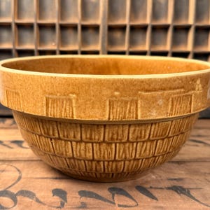 Vintage McCoy Pottery Brown Shingles #9 Mixing Bowl USA Yellow Ware