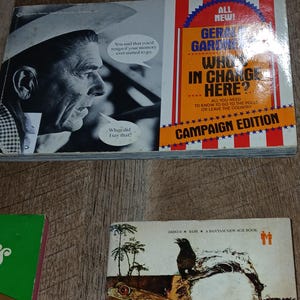 K&ouml;nnte beinhalten: Ein Stapel alter B&uuml;cher. Das oberste Buch zeigt ein Schwarz-Wei&szlig;-Bild eines Mannes mit Sprechblasen. Das zweite Buch tr&auml;gt den Titel "Who in Change Here?" und ist eine "Campaign Edition".