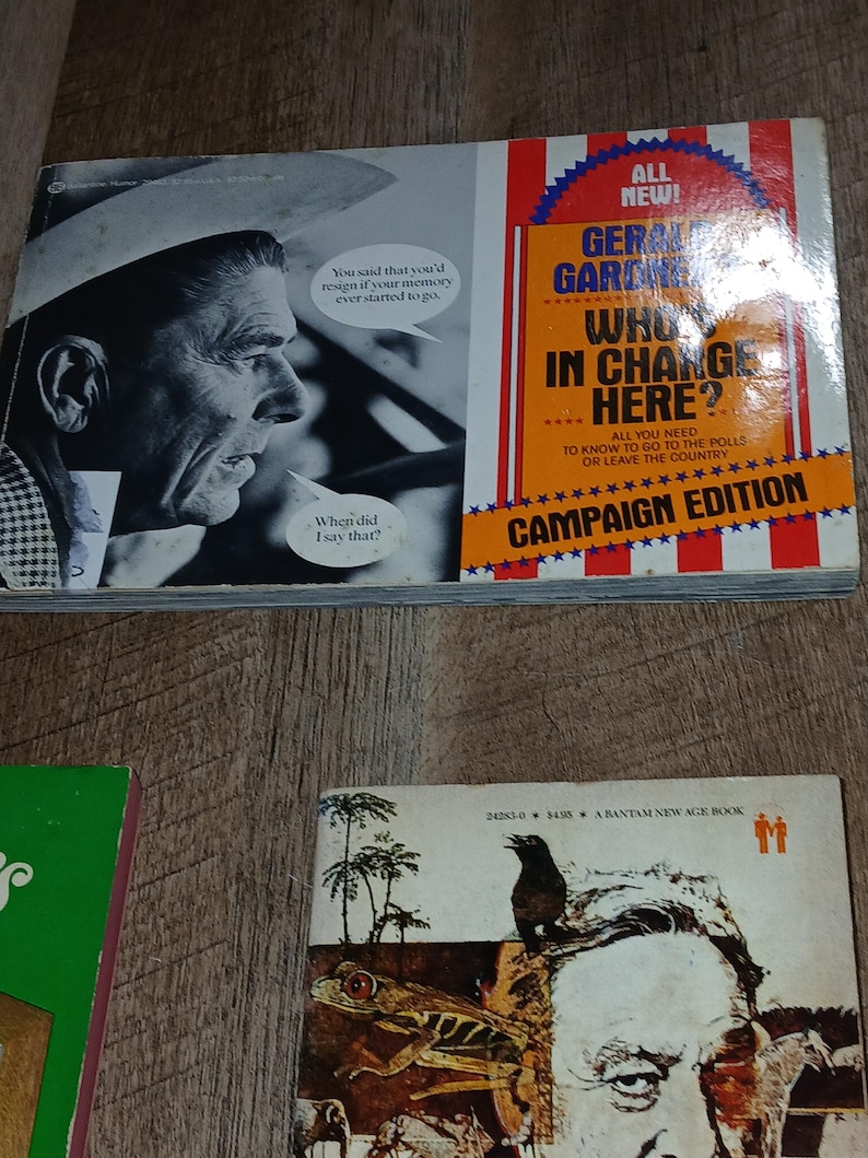 K&ouml;nnte beinhalten: Ein Stapel alter B&uuml;cher. Das oberste Buch zeigt ein Schwarz-Wei&szlig;-Bild eines Mannes mit Sprechblasen. Das zweite Buch tr&auml;gt den Titel "Who in Change Here?" und ist eine "Campaign Edition".