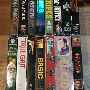 Vintage action- och äventyrsfilmer på VHS – 80- och 90-talsstorfilmer – Välj ditt band