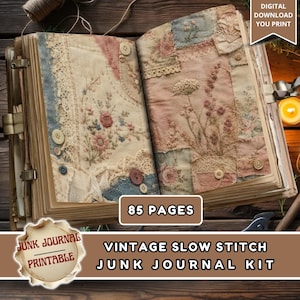 Puede incluir: Un kit de junk journal abierto con 85 páginas de diseños de bordado vintage. Las páginas muestran texturas de tela de patchwork con bordados florales, encaje y botones pequeños. Texto: DIGITAL DOWNLOAD YOU PRINT, 85 PAGES, VINTAGE SLOW STITCH JUNK JOURNAL KIT.
