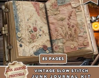 Könnte beinhalten: Ein offenes Junk-Journal-Set mit 85 Seiten im Vintage-Stickerei-Design. Die Seiten zeigen Patchwork-Stofftexturen mit Blumenstickereien, Spitzenbesatz und kleinen Knöpfen. Text auf dem Bild: DIGITAL DOWNLOAD YOU PRINT, 85 PAGES, VINTAGE SLOW STITCH JUNK JOURNAL KIT.