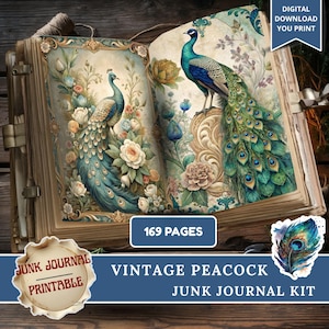 Op de afbeelding: Een vintage junk journal kit met pauwenillustraties. Het open boek toont gedetailleerde pauwenafbeeldingen met bloemaccenten in blauw, groen en crème. De kit bevat 169 pagina's en een digitale downloadoptie.