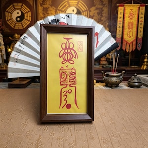 Puede incluir: Un letrero de madera rústico con el texto "Welcome to our home" en un estilo manuscrito. El letrero presenta un acabado envejecido y un diseño sencillo y acogedor, ideal para un porche o entrada.