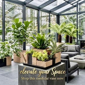 Peut inclure: Un ensemble de jardinières modulaires composé de contenants rectangulaires à texture côtelée diagonale, alternant entre le noir et le bois clair, disposés en gradins sur un piédestal gris foncé et contenant diverses plantes vertes.