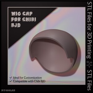 Puede incluir: Un gorro de peluca gris, liso y redondeado para una muñeca articulada chibi. La imagen incluye el texto: WIG CAP FOR CHIBI BJD, STL Files for 3D Printing, STL Files, Ideal for Customization y Compatible with Chibi BJD, sobre un fondo holográfico.