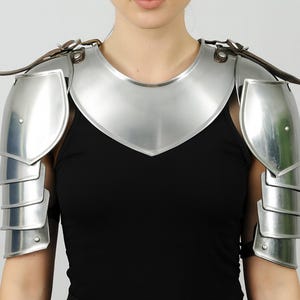 Stalen schouderstukken met halsbescherming voor een ridder – Middeleeuwse damespantser voor LARP, cosplay en de Renaissance