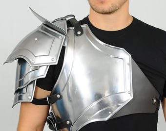 Średniowieczny rycerz, stalowa zbroja, napierśnik z naramiennikiem, kostium cosplay LARP