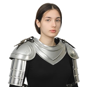 Conjunto de armadura de mujer guerrera medieval de acero dorado y cota de malla para LARP, cosplay, feria renacentista, recreación histórica de Halloween.