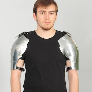 Ensemble d'espaulières et gorgerins en acier faits main, armure de chevalier médiéval