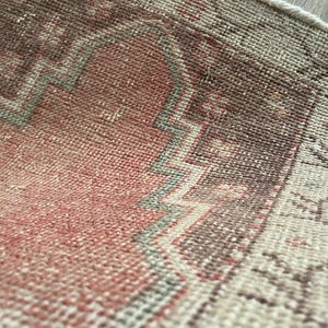 Gedempt tapijt 2 x 3, decoratief tapijt, klein vintage tapijt, Turks tapijt bleek, deurmattapijt, Oushak-tapijt, wollen tapijt, handgemaakt tapijt, vervaagd tapijt afbeelding 11