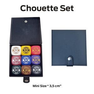 Puede incluir: Un juego de caja de polipiel negra que contiene nueve dados multicolores, cada uno con un logotipo circular. El juego incluye un estuche de polipiel azul separado. Se muestra el texto "Chouette Set" y "Mini Size 3,5 cm".
