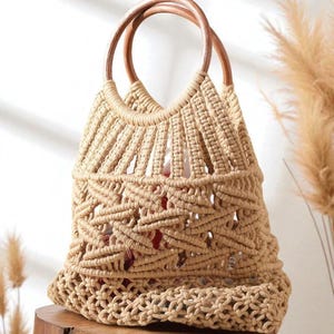 Macramé strandtas met houten handvat – handgemaakte draagtas van geweven katoenen touw, boho zomerportemonnee, handtas rotanstijl