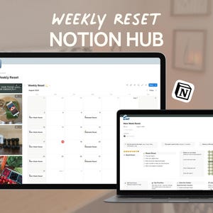 Könnte beinhalten: Ein Tablet und ein Laptop mit einer Notion Hub-Oberfläche. Das Tablet zeigt einen Kalender mit "Weekly Reset" und "August 2023". Der Laptop zeigt eine "New Week Reset"-Seite. Der Text "WEEKLY RESET NOTION HUB" steht oben.