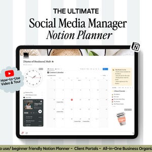 Pode incluir: Um tablet digital exibindo uma interface de planejador Notion, com o texto "THE ULTIMATE Social Media Manager Notion Planner". A tela mostra um calendário, um relógio e outras ferramentas de organização. Um ícone do YouTube com "How-to-Use Video & Tour" está à esquerda.