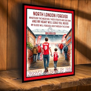 Peut inclure: Impression encadrée avec le texte "NORTH LONDON FOREVER" et "NORTH LONDON IS RED". L'image représente un père et son enfant en maillots rouges montant des marches vers un stade. L'impression a un cadre noir.