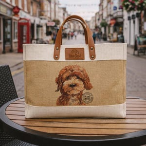 Peut inclure: Sac fourre-tout en toile beige avec une poignée en cuir marron. Le sac présente une image imprimée d'un chien marron et beige. Le sac porte les inscriptions "Life's Good" et "Name Here".