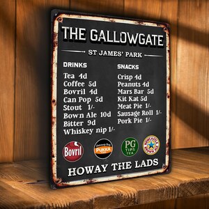 Peut inclure: Panneau métallique rectangulaire noir avec texte blanc, listant boissons et snacks. Le titre est "THE GALLOWGATE" et inclut thé, café et Bovril. La phrase "HOWAY THE LADS" est en bas.